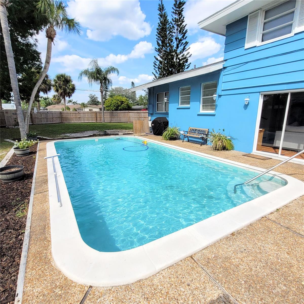 Bright 4 bedroom 3 bath with Pool photo 2